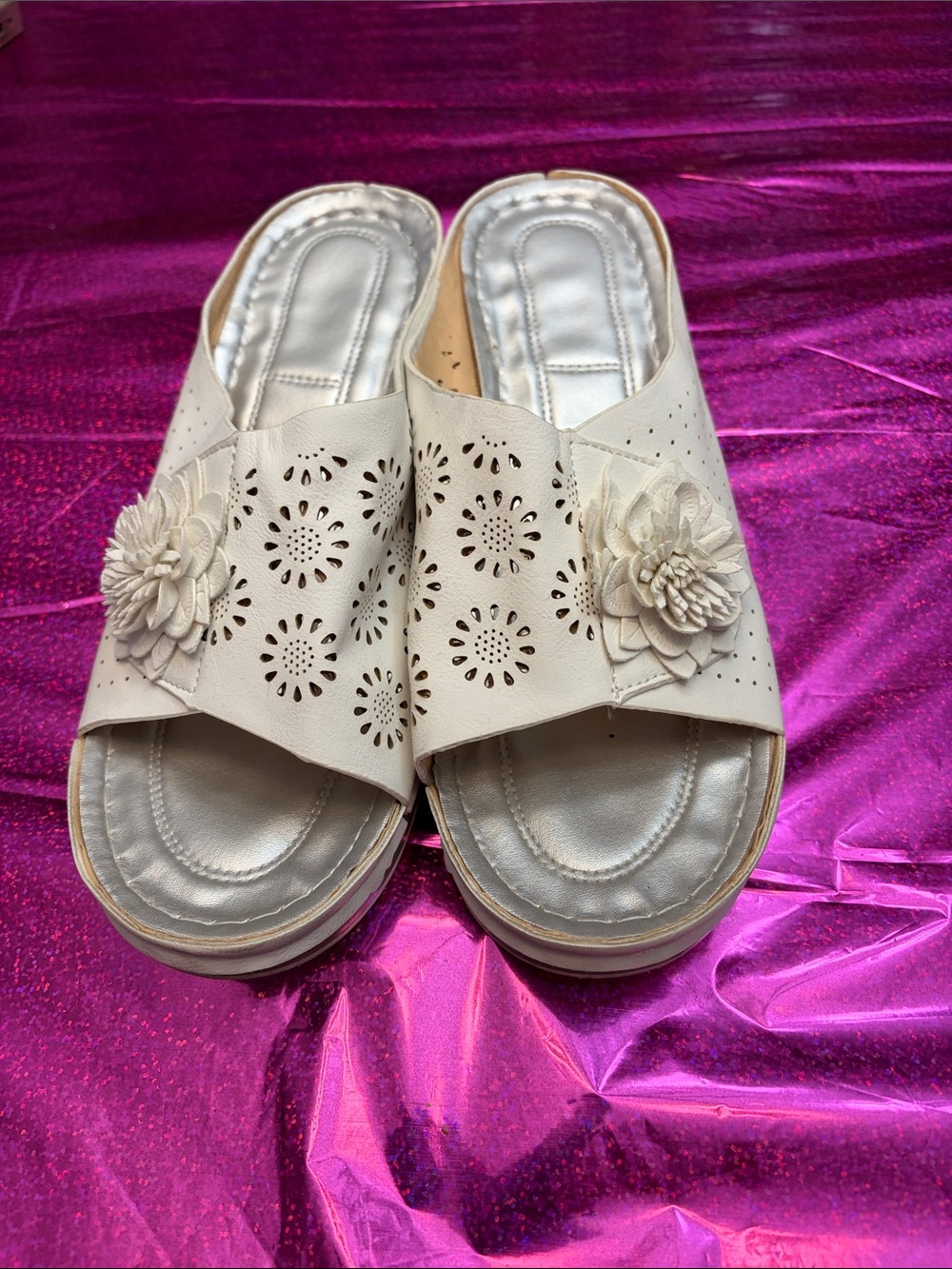 Women’s white Floral Slide Sandals - Comfortable Slip-On
